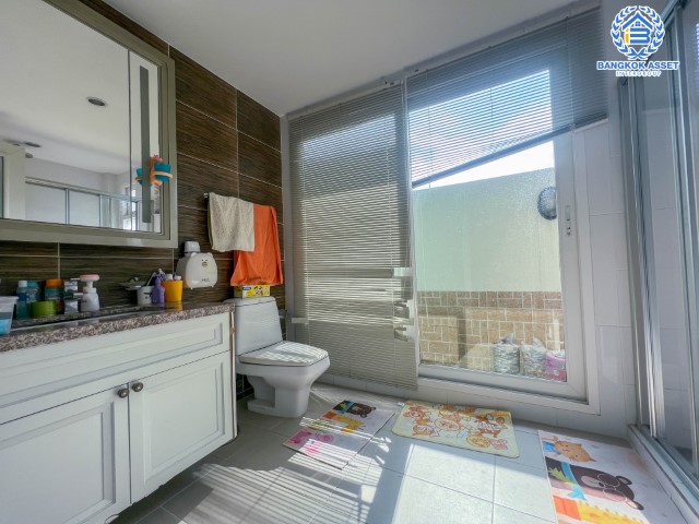 *****บ้านมือสองย่านนนทบุรี ม.วรารมย์ พรีเมี่ยม วัชรพล-จตุโชติ หลังมุม เนื้อที่กว้างขวางถึง 168.4 ตร.ว. ฟังก์ชัน 4 ห้องนอน 4 ห้องน้ำ 4 ที่จอดรถ ตกแต่งสวย พร้อมเข้าอยู่ บนทำเลเชื่อมต่อ ถ.จตุโชติ, ถ.สุขาภิบาล5, ถ.หทัยราษฎร์ ใกล้รถไฟฟ้าสายสีเขียว "สถานีสายหยุด" และทางด่วน "ฉลองรัช"